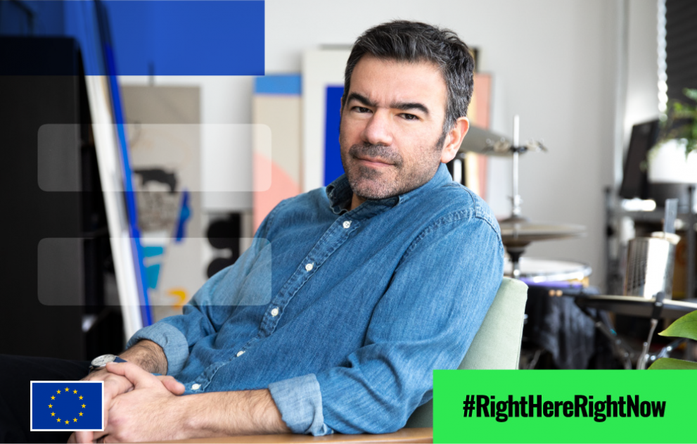 Μία νεαρή γυναίκα και ένας νεαρός άντρας ξαπλωμένοι μάγουλο με μάγουλο στο πάτωμα  #RightHereRightNow  Αποτελεσματικη προσφυγη στη δικαιοσυνη και δικαιη δικη