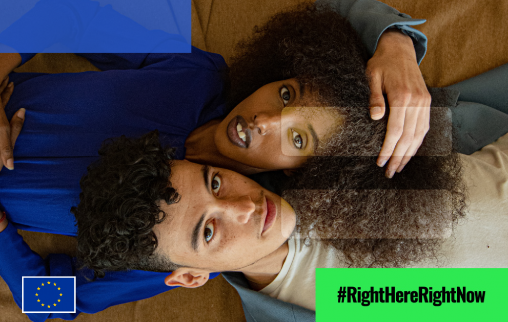 Egy fiatal nő és egy fiatal férfi arcukat összedugva fekszenek a padlón  #RightHereRightNow Hatékony jogorvoslat és tisztességes eljárás