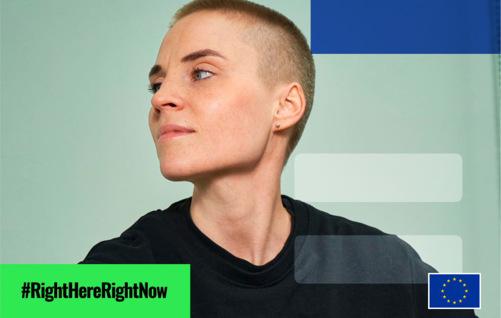 En ung kvinna poserar med huvudet vridet åt vänster.   #RightHereRightNow  Ett effektivt rättsmedel och en opartisk domstol