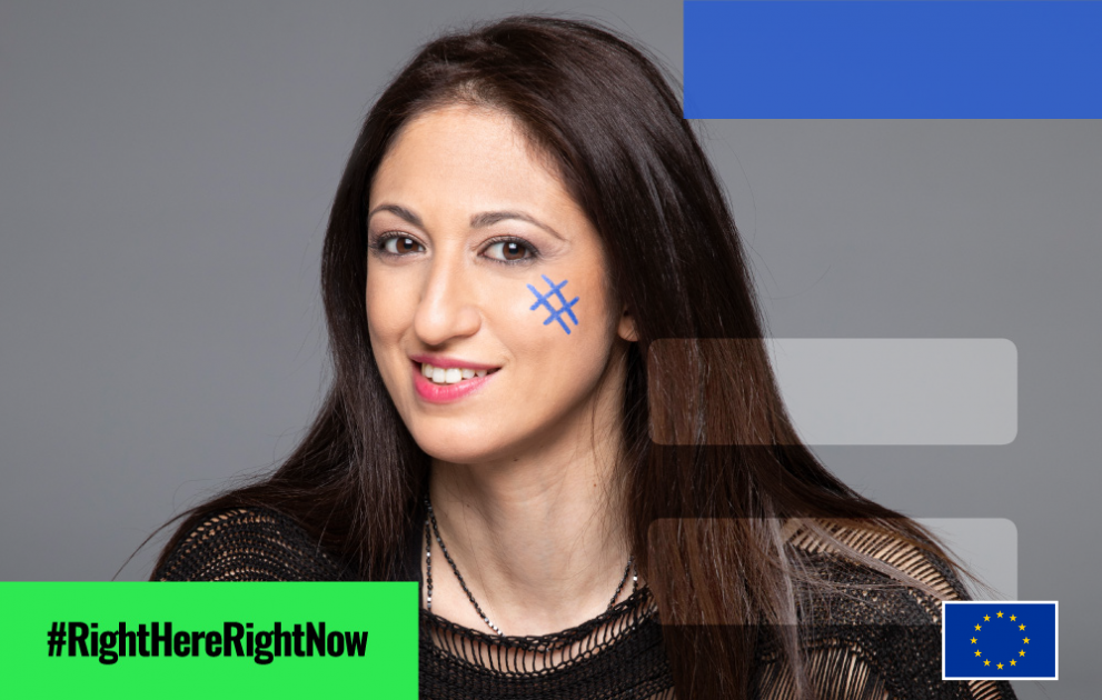 Una mujer joven sonriente con un símbolo de almohadilla azul en la mejilla izquierda  #RightHereRightNow  Libertad de expresión e información