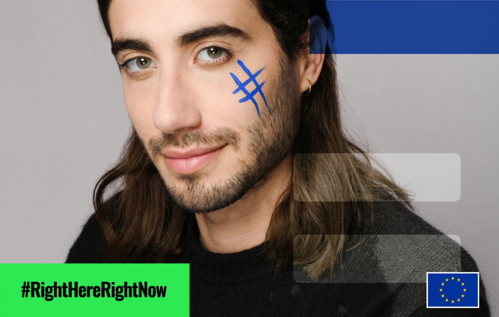 Ġuvni jitbissem b’simbolu hash blu fuq il-ħadd tax-xellug  #RightHereRightNow  Il-Libertà tal-Espressjoni u tal-Informazzjoni