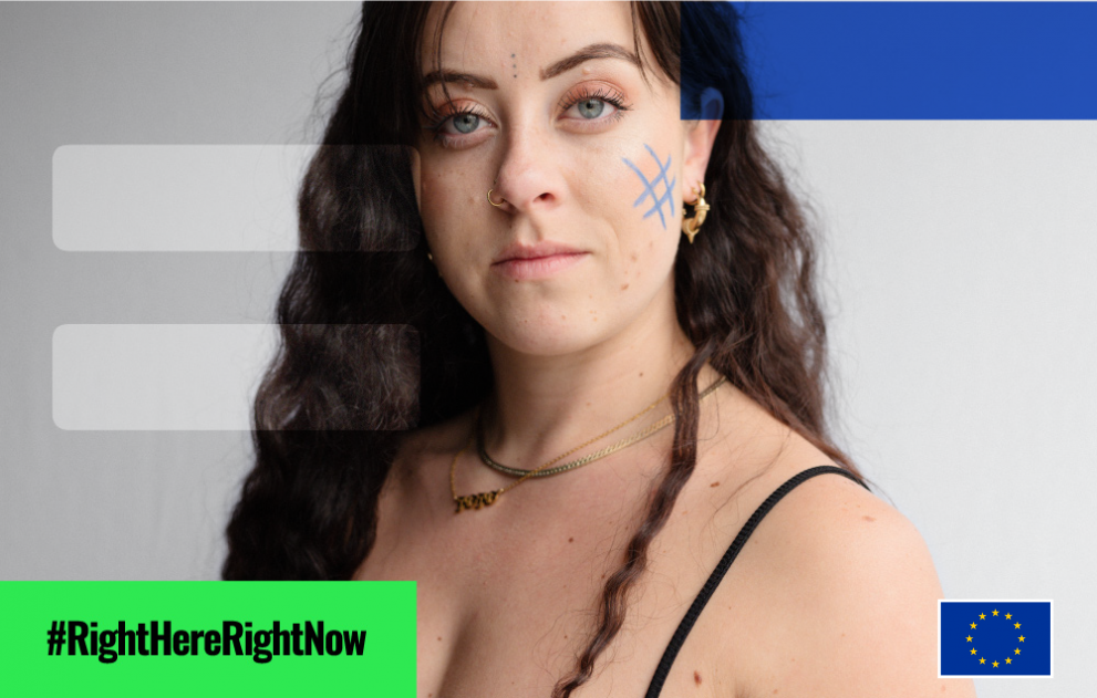 Een jonge vrouw met lang donker haar met een blauw hekje-symbool op haar linkerwang #RightHereRightNow Vrijheid van meningsuiting en informatie