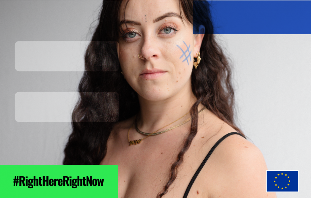 Een jonge vrouw met lang donker haar met een blauw hekje-symbool op haar linkerwang  #RightHereRightNow Vrijheid van meningsuiting en informatie
