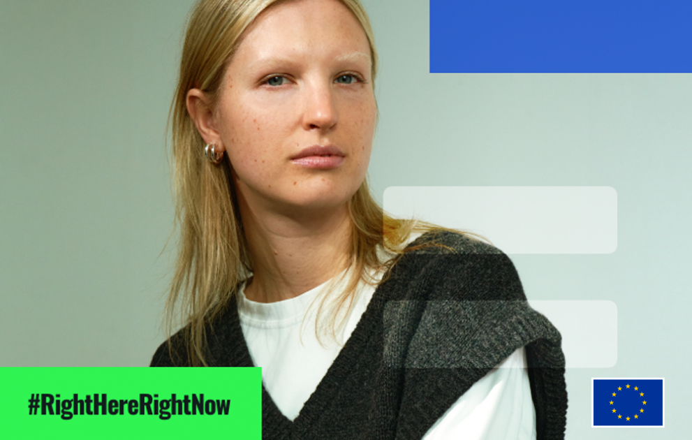 En ung kvinna med långt, blont hår poserar med frågande blick  #RightHereRightNow  Jämställdhet