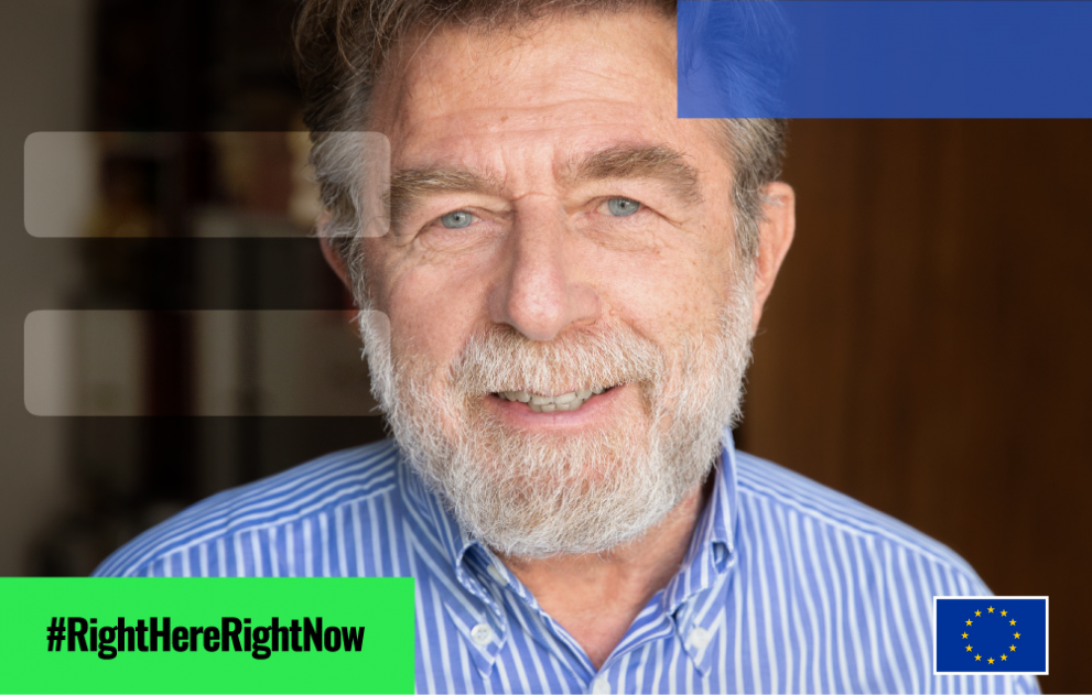 Ένας ηλικιωμένος άντρας με γκρίζο μουστάκι που φοράει καπέλο  #RightHereRightNow  Απαγορευση διακρισεων