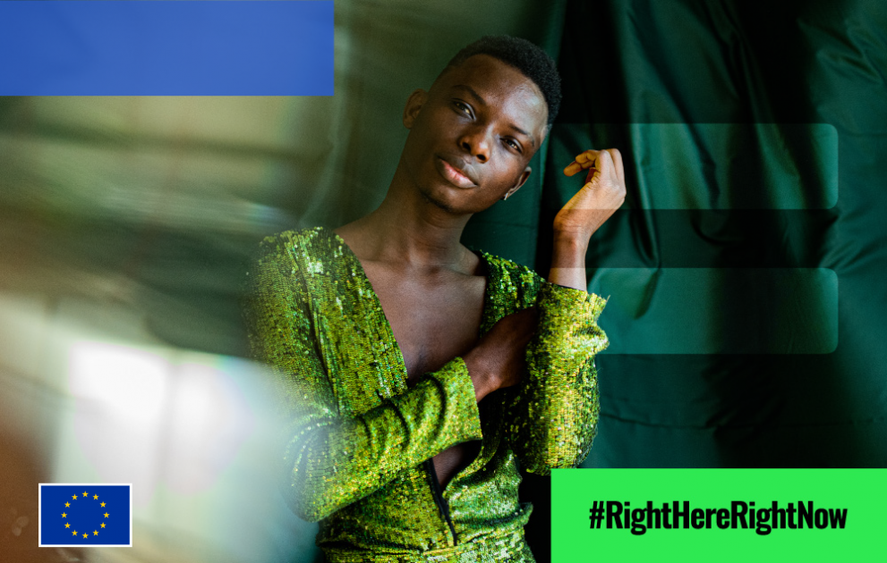 Ġuvni jippoża b’rasu mmejla fuq ġenb wieħed #RightHereRightNow In-Nondiskriminazzjoni