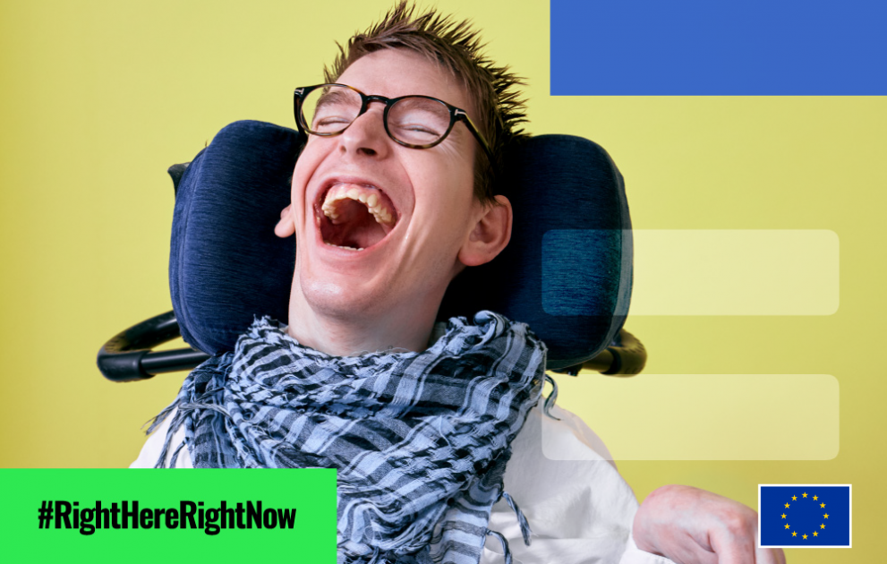 En tonårspojke sitter och skrattar på en stol #RightHereRightNow  Icke-diskriminering