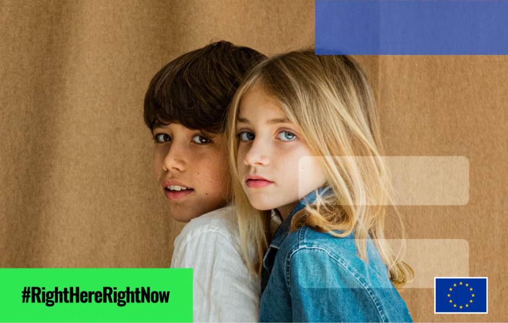 Żewġt itfal, tifel u tifla, b’poża la ġenba #RightHereRightNow Id-Drittijiet tat-Tfal