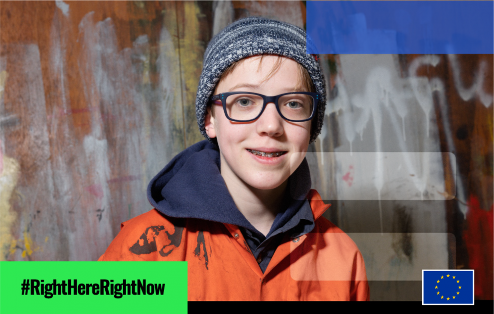 Een jongen met een bril en wollen petje glimlacht vriendelijk  #RightHereRightNow Rechten van het kind