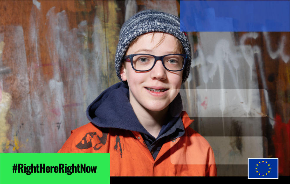Een jongen met een bril en wollen petje glimlacht vriendelijk #RightHereRightNow Rechten van het kind