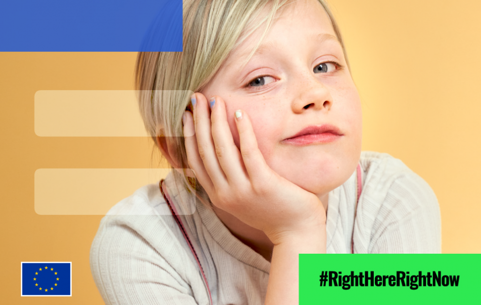 En flicka poserar med höger hand under hakan   #RightHereRightNow  Barnets rättigheter